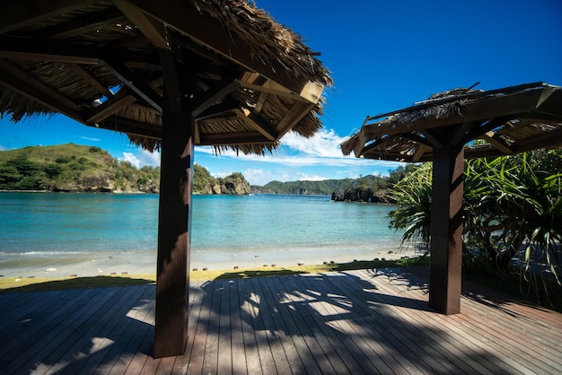 Strohdächer auf der Veranda am Strand an einem sonnigen Tag