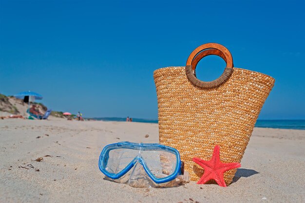 Strohsack-Tauchmaske und Seesterne am Strand