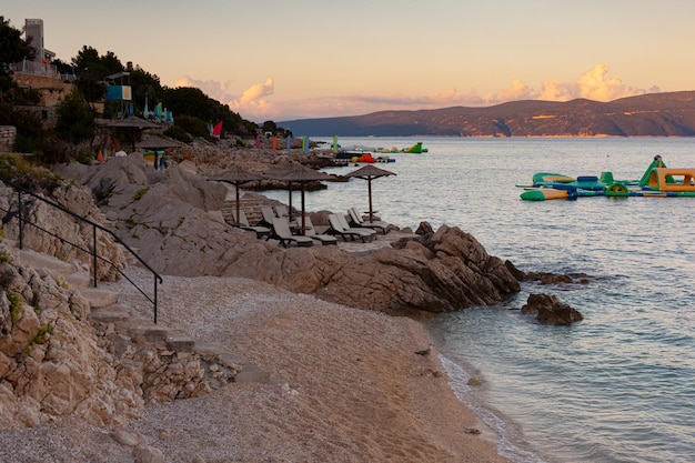 Strohschirme am Strand von Rabac, Kroatien