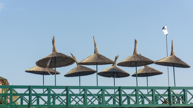 Foto strohschirme auf dem pier