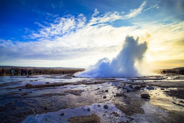 Strokkur es uno de los géiseres islandeses más famosos ubicados en una zona geotérmica junto al río Hvita en la parte suroeste de Islandia que entra en erupción una vez cada 6 10 minutos.