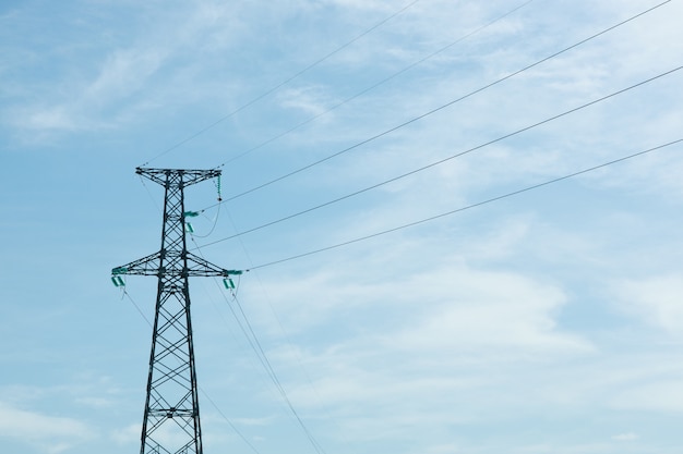 Strom Hochspannungsmast am blauen Himmel