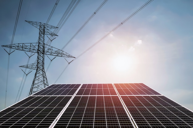 Strom in der Natur. Konzept für saubere Energie. Solarpanel mit Turbine und Turmhochspannung high