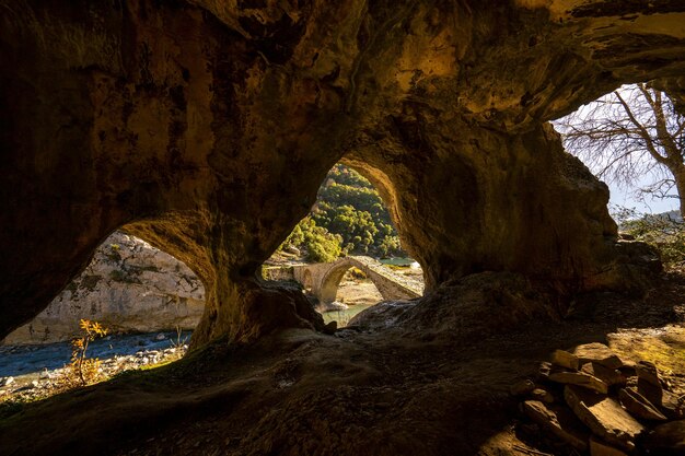 Strom von heißem Schwefelwasser in den Thermalbädern von Permet Albania