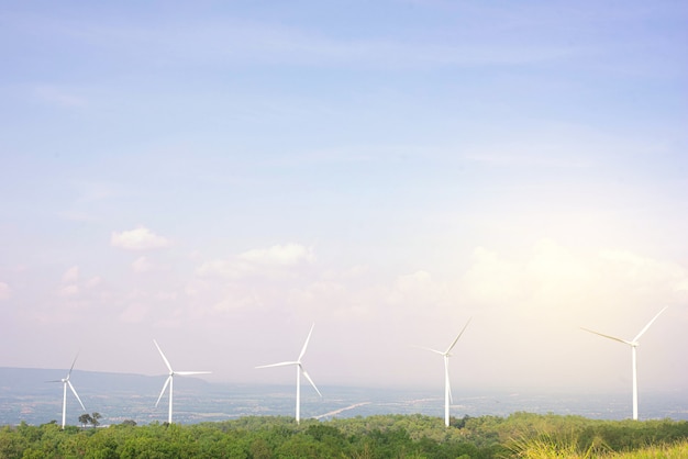 Stromerzeugung mit Windkraftanlagen, natürliche Energie.