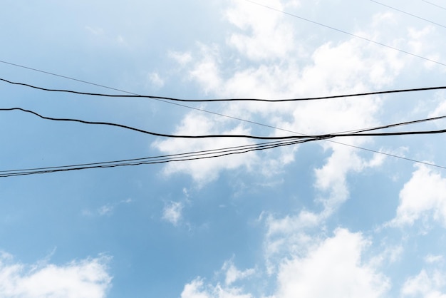 Stromkabel. Das elektrische Kabel am Strommast