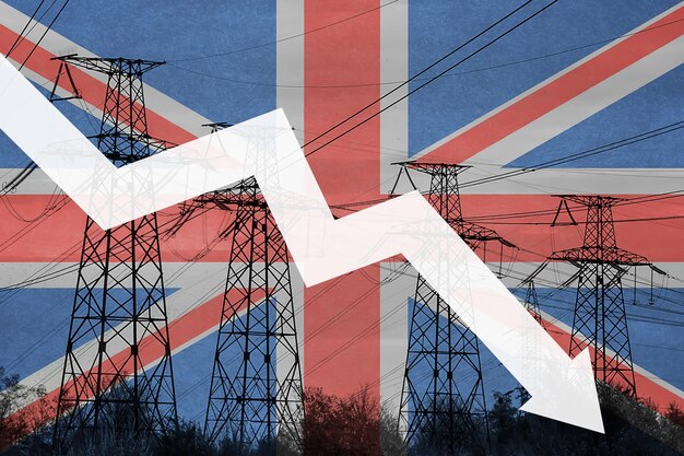 Stromleitung und Flagge von Großbritannien Energiekrise Konzept der globalen Energiekrise