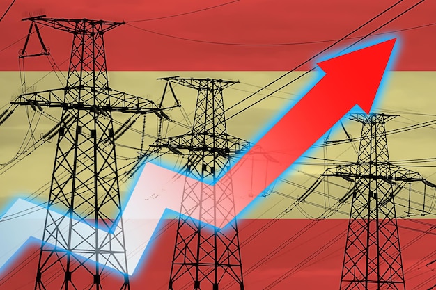 Stromleitung und Flagge von Spanien Energiekrise Konzept der globalen Energiekrise