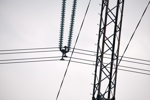 Stromleitungen, die durch einen Isolierrahmen mit Sicherheitsschutz getrennt sind, der elektrische Hochspannungsenergie sicher über Kabeldrähte überträgt Stromübertragung auf Langstreckenkonzept