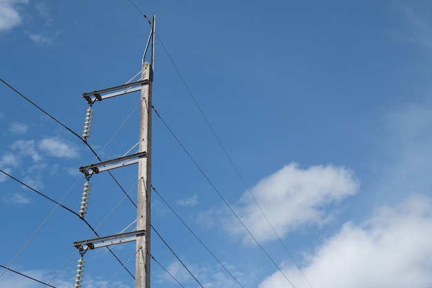 Stromleitungen im Himmel