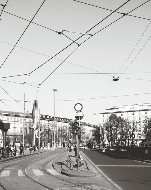 Foto stromleitungen über der stadtstraße