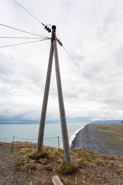 Stromleitungsposten auf der Halbinsel Dyrholaey in Island