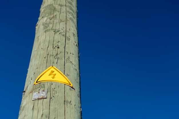 Strommast auf blauem Himmelshintergrund Stromkonzept