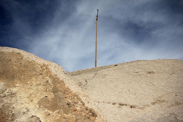 Strommast auf einem Hügel