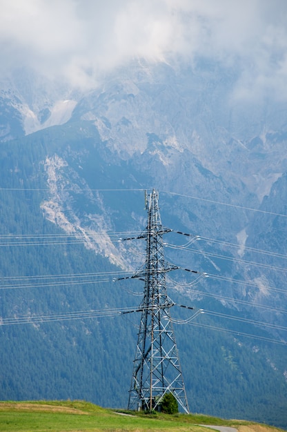 Strommast in den Bergen