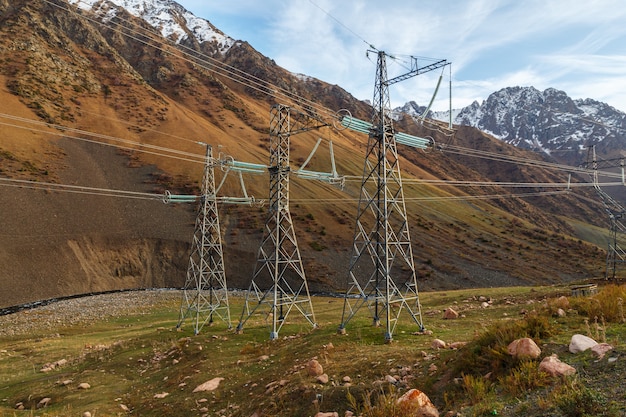 Strommast in einer Bergschlucht in Kirgisistan