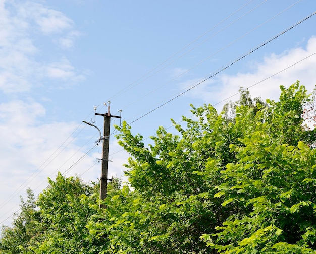 Strommast mit Leitungsdraht auf farbigem Hintergrund in Nahaufnahme