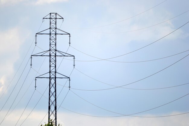 Strommast und Himmel mit Wolken