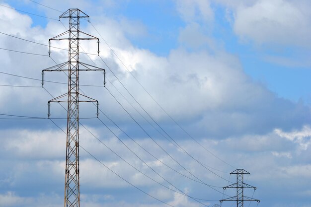 Strommast und Himmel mit Wolken