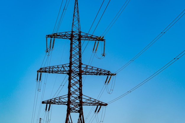 Strommasten einer Hochspannungsleitung, die Strom durch Städte und Dörfer führt. Selektiver Fokus.