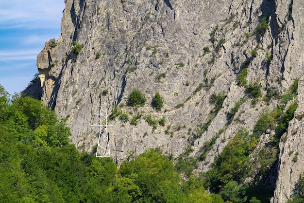 Strommasten in den Bergen