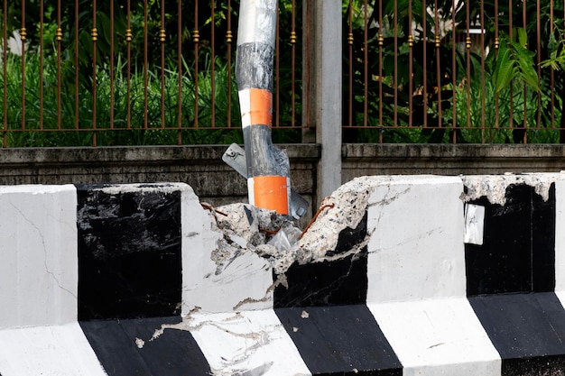 Strommasten und Barriere durch Autounfall gebrochen