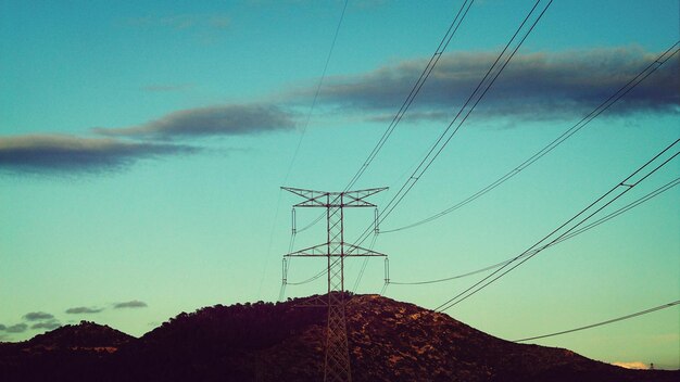 Strompylon und Berg gegen den Himmel