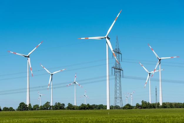 Stromversorgungsleitungen und Windturbinen im ländlichen Deutschland