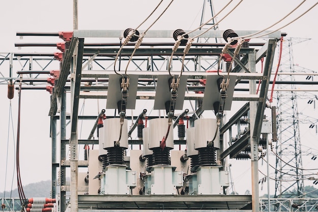 Foto stromverteilungsstation des hochspannungskraftwerks