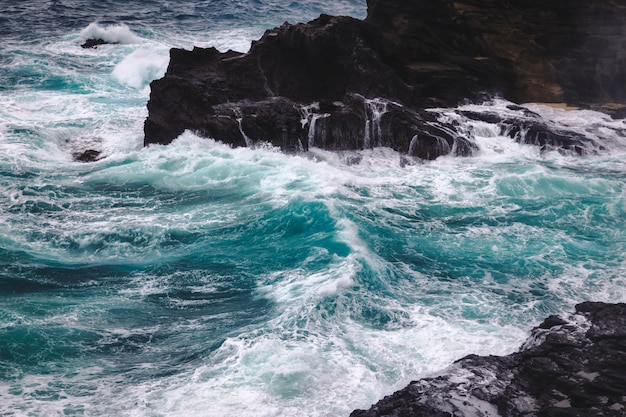 Stromy Wetter mit großen Wellen an der felsigen Küste der Insel Oahu, Hawaii