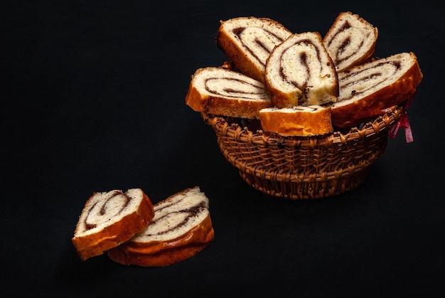 Strudel apetitoso fresco con canela en rodajas sobre un fondo negro