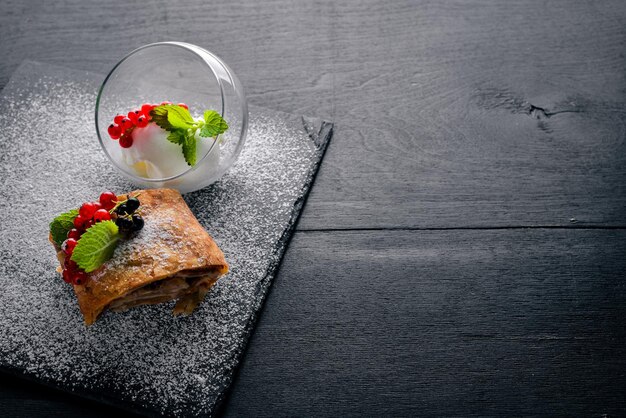 Strudel con bayas frescas y helado Sobre un fondo de madera Revisión superior Espacio libre