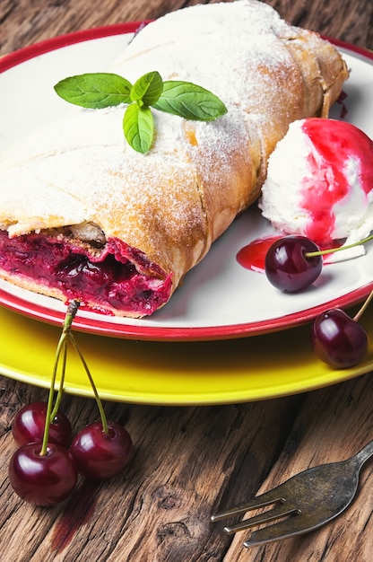 Strudel de cerezas casero