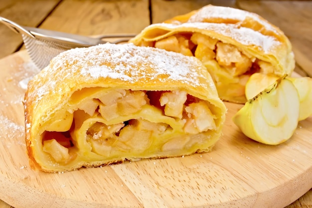 Strudel com maçãs, maçãs, coador de chá