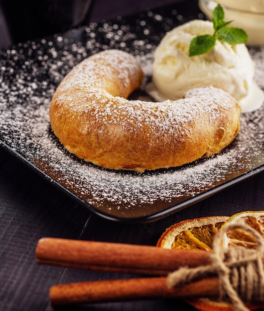 Strudel com uma bola de sorvete