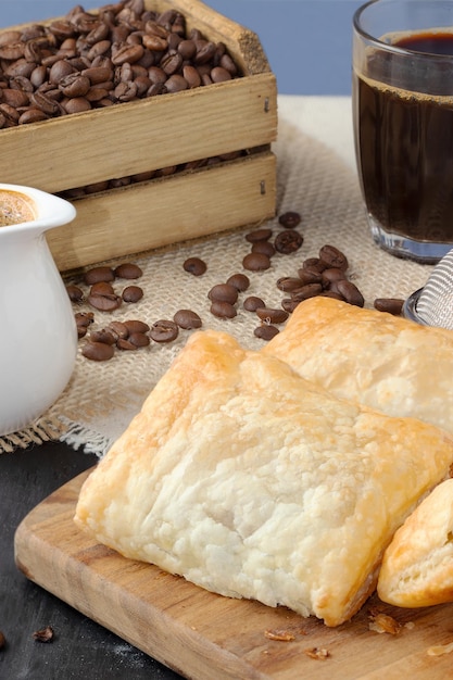 Strudel crocante recheado com amora e café.