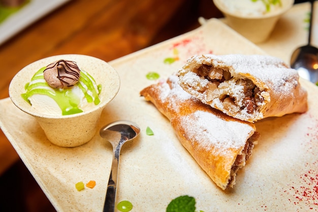 Strudel de cereja com sorvete