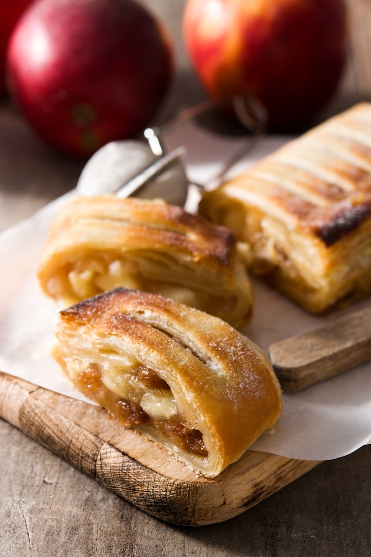 Foto strudel de maçã caseiro tradicional na mesa de madeira