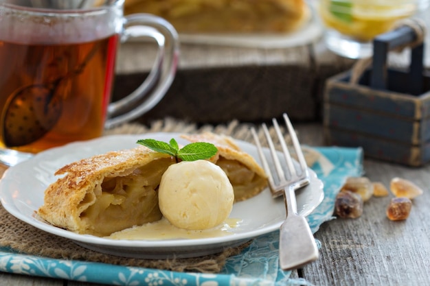 Strudel de maçã com chá