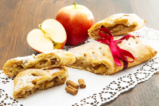 strudel de maçã com maçã fresca e canela