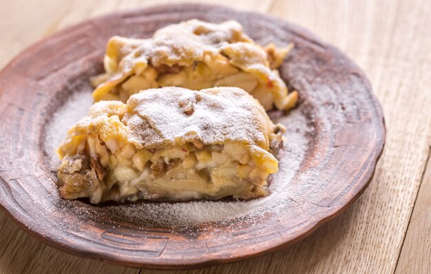 Strudel de maçã com nozes