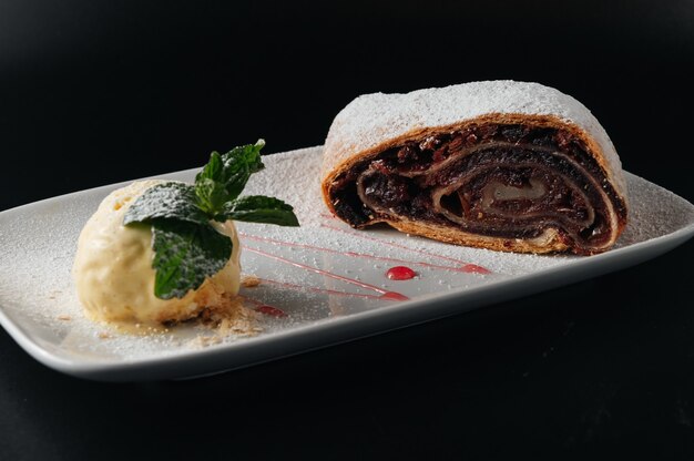 Strudel de maçã e sorvete