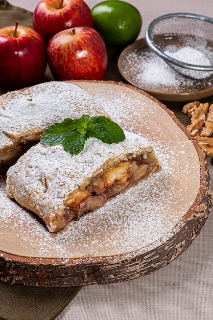 Foto strudel de maçã tradicional com nozes