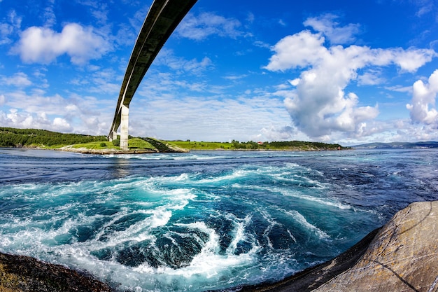 Strudel des Mahlstroms von Saltstraumen, Nordland, Norwegen