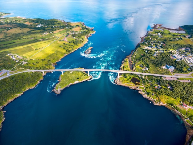 Strudel des Mahlstroms von Saltstraumen, Nordland, Norwegen