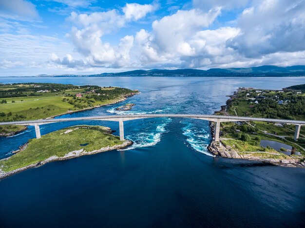 Strudel des Mahlstroms von Saltstraumen, Nordland, Norwegen