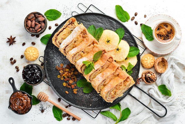 Strudel doce com maçãs e frutas secas Vista superior com espaço livre para cópia