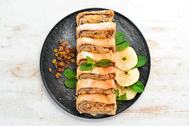 Strudel dulce con manzanas y frutos secos Vista superior espacio de copia libre