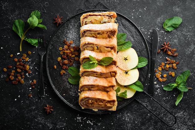 Strudel dulce con manzanas y frutos secos Vista superior espacio de copia libre