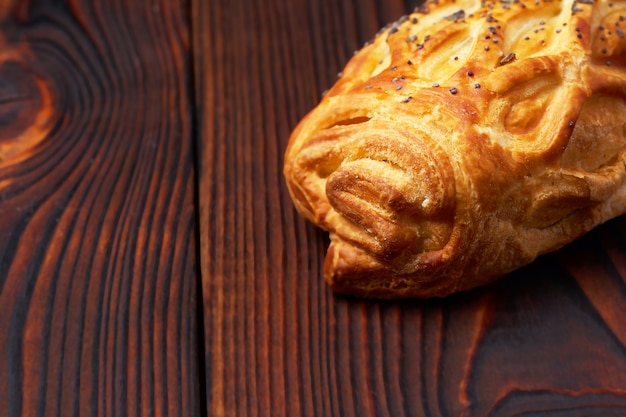 Strudel, em um close da mesa de madeira.